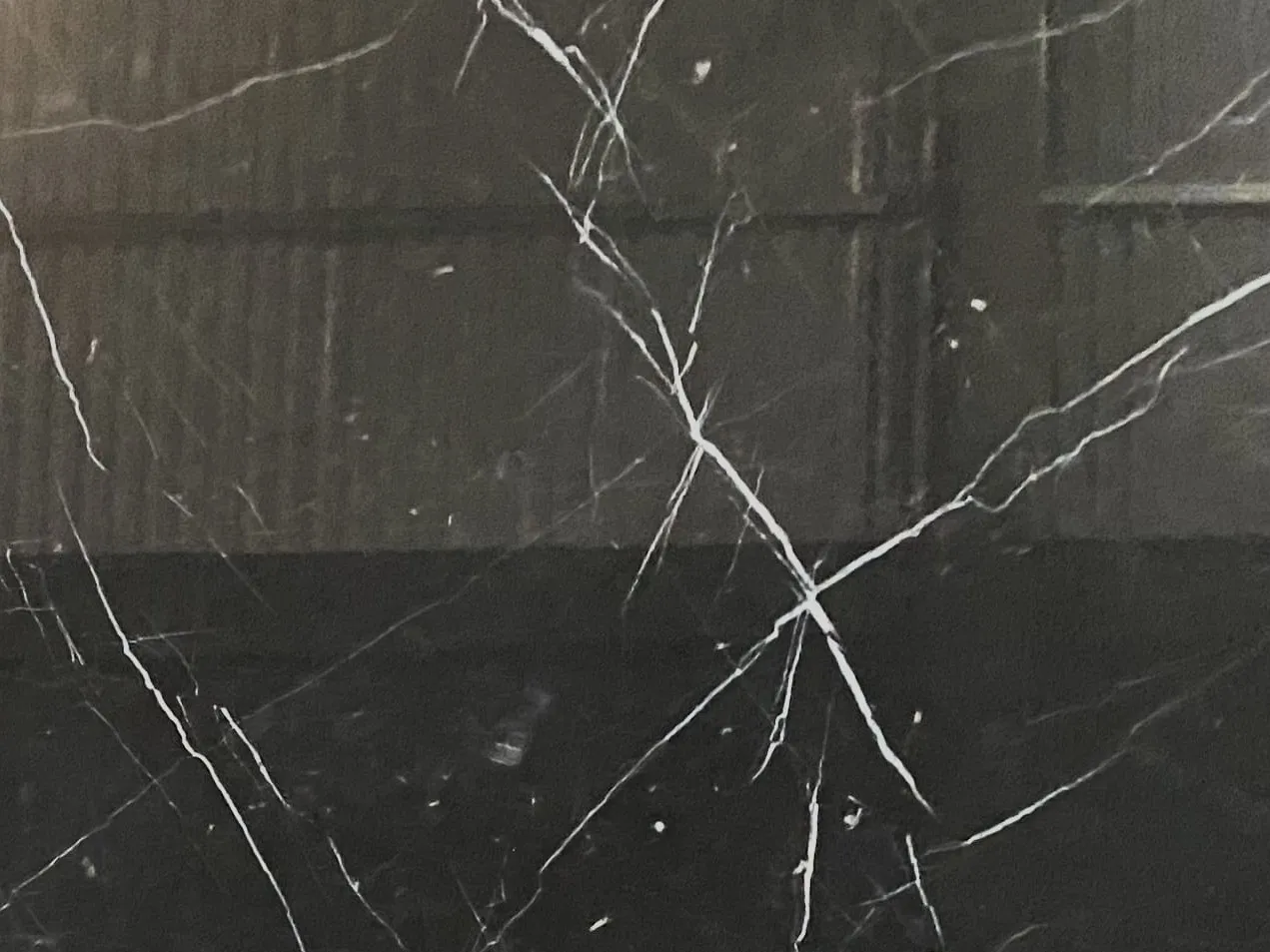 Đá Đen chỉ trắng